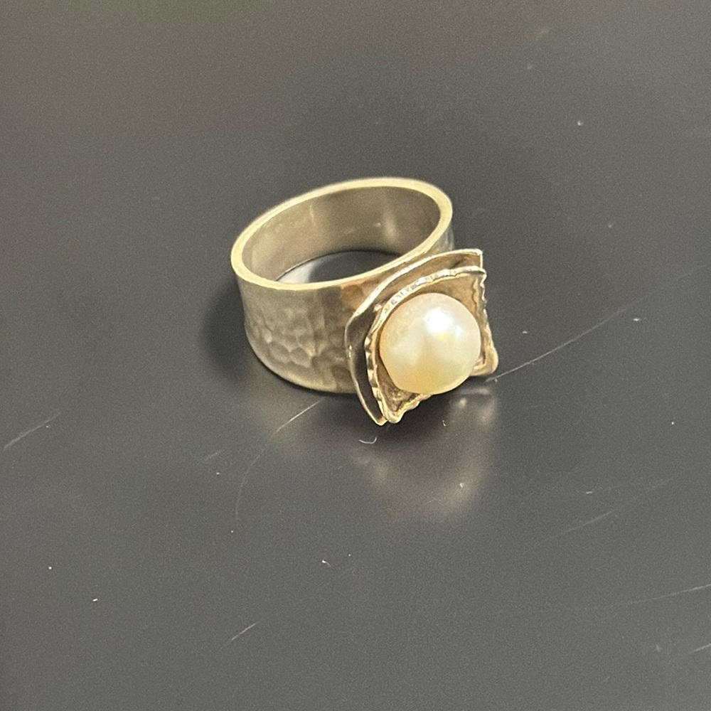 Elegant Gold Pearl Ring